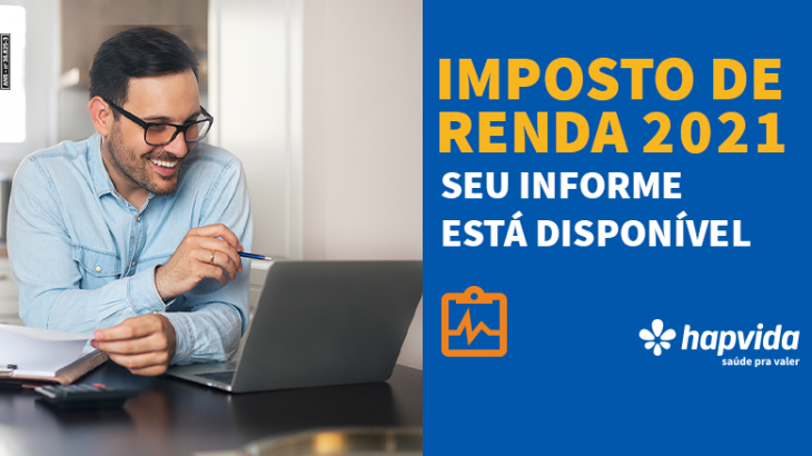 homem sorrindo utilizando computador 