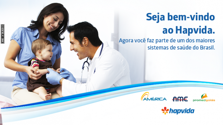 pediatra atendendo paciente e mãe