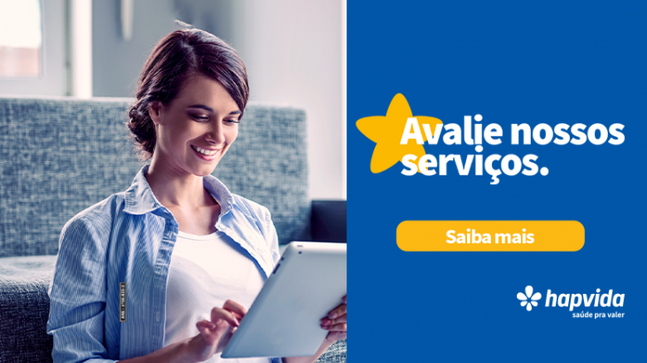 mulher sorrindo utilizando tablet 