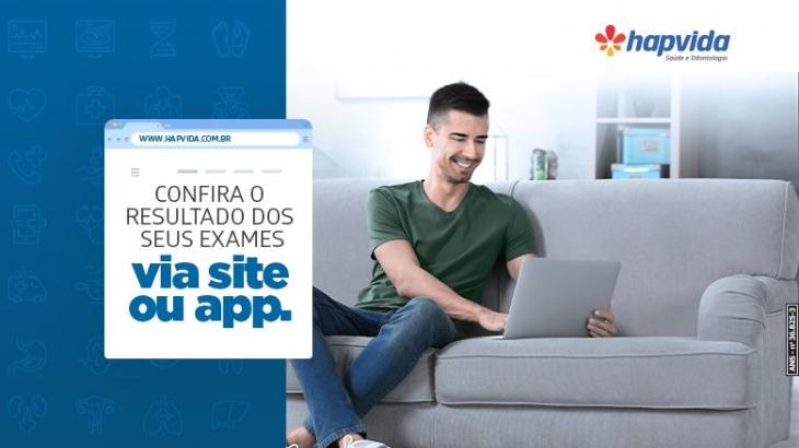 homem sorrindo utilizando computador 
