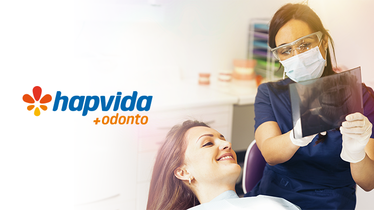 médica e paciente sorridentes 