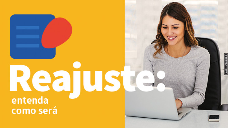 mulher sorrindo utilizando o computador 