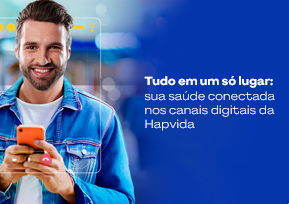Homem sorrindo usa celular