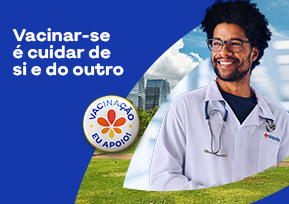 Mão de mulher gestante fazendo um coração em cima da barriga