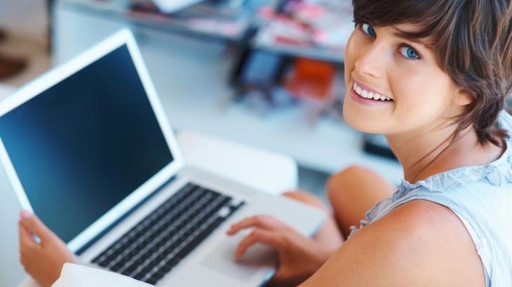 mulher utilizando computador 