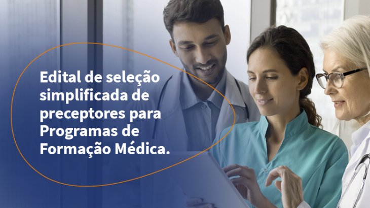 médica e colaboradores sorridentes 