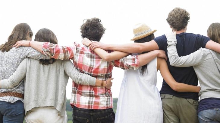 grupo de amigos e colegas se abraçando 