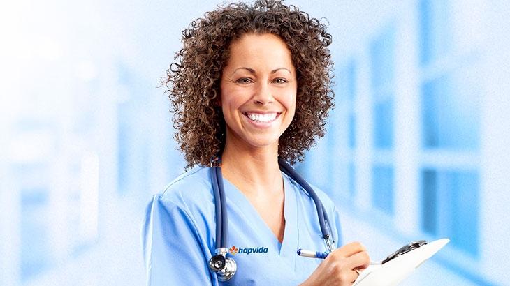 médica com uniforme sorrindo