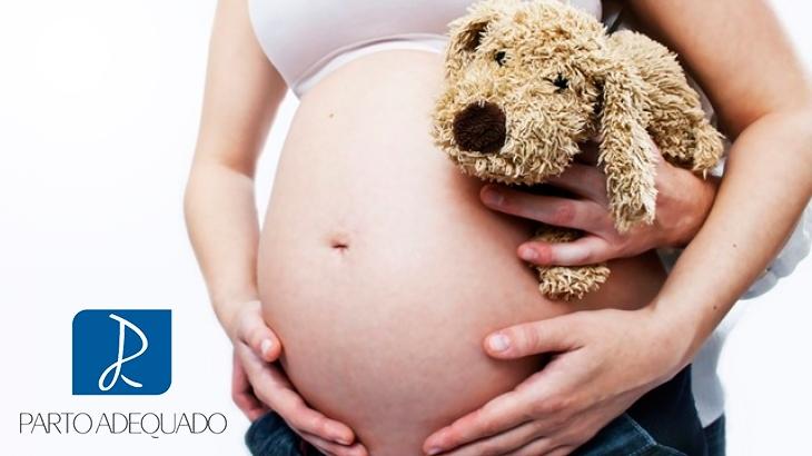 grávida com um bichinho de pelucia 