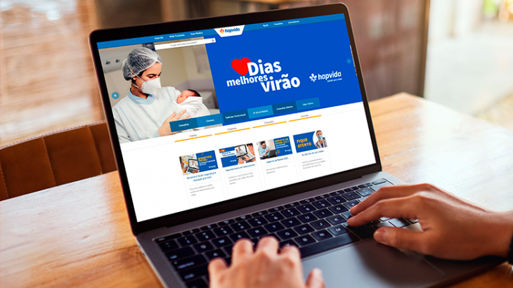 computador com página aberta no site hapvida 