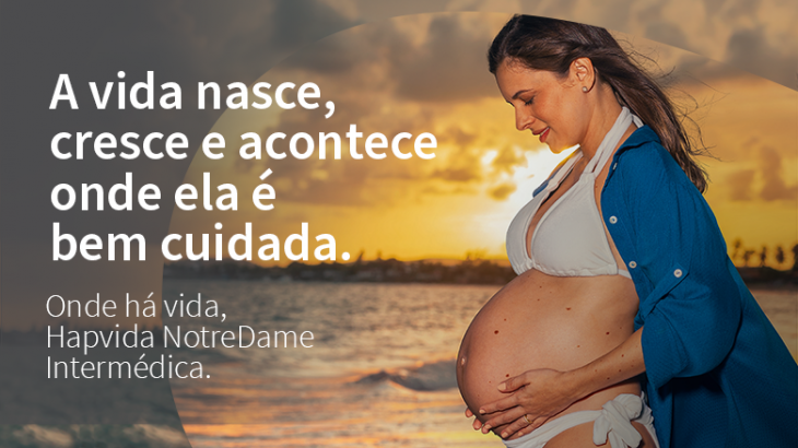 mulher grávida sorrindo