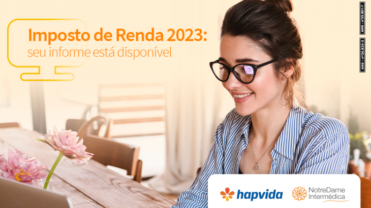 mulher sorrindo utilizando computador 