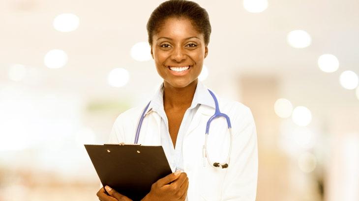 médica com uniforme sorrindo