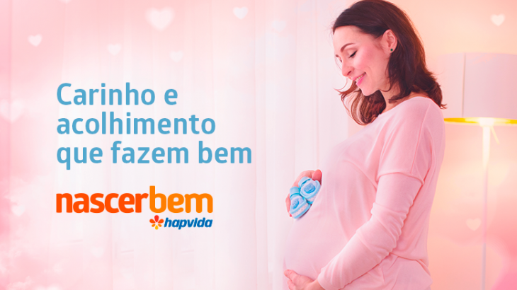 mulher gravida sorrindo 