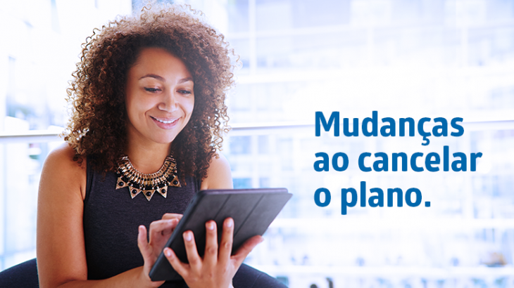 mulher sorrindo utilizando tablet 