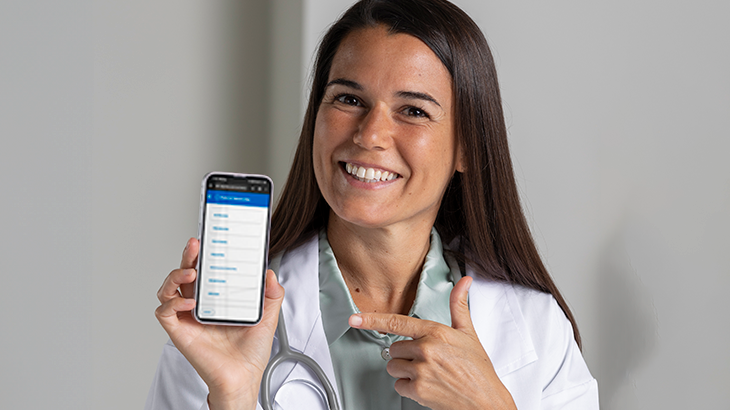 mulher utilizando o telefone no app hapvida 