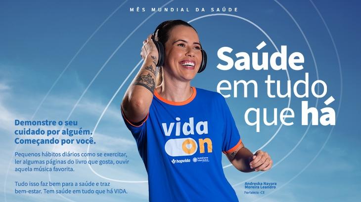 mulher sorridente escutando música no fone 
