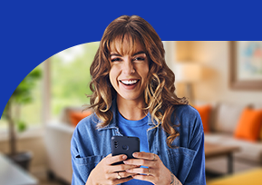 Imagem de uma mulher sorrindo, com o texto Sua vida pede uma marca que evolua com você. Sua vida pede Hapvida