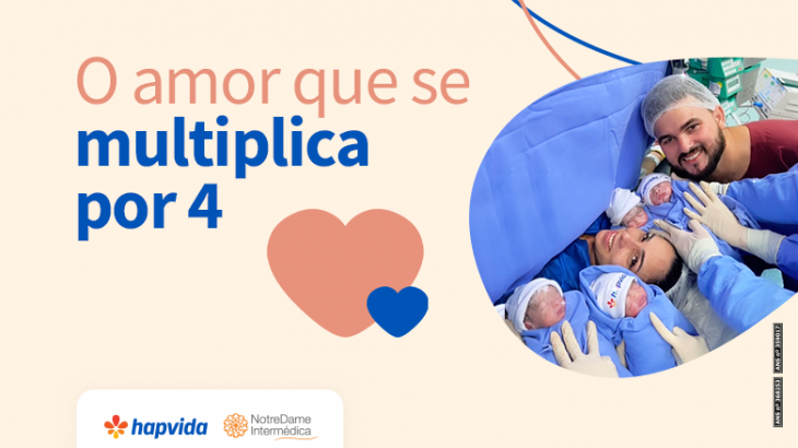 família com quadrigemeos sorridente 