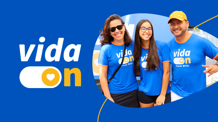 família reunida em evento hapvida 