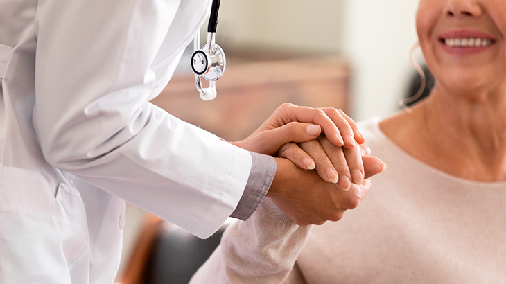 médico apertando mão de paciente 