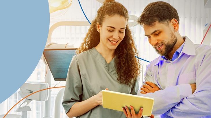 enfermeira e médico utilizando tablet 