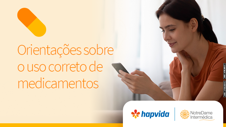 mulher mexendo no telefone 