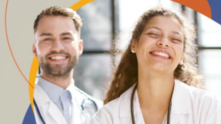 médico e médica sorridentes 