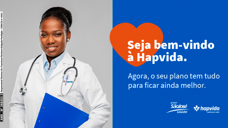 médica com uniforme sorrindo