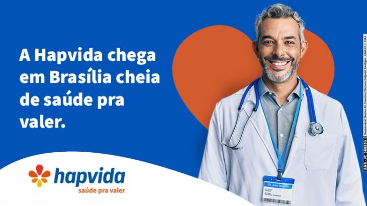 médico com uniforme sorrindo