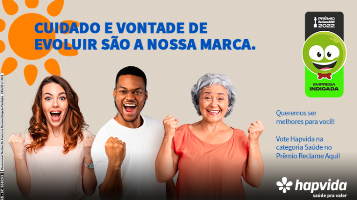 pessoas reunidas sorrindo e comemorando juntas 