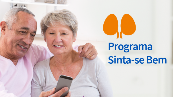 casal de idosos utilizando celular 