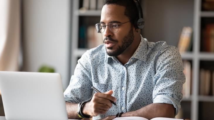 homem em videocall pelo computador 