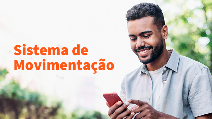 homem sorrindo e utilizando celular 