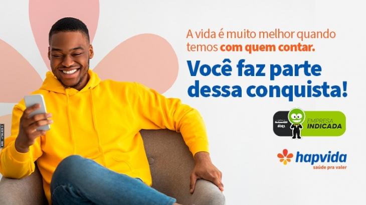 homem sorrindo em ligação