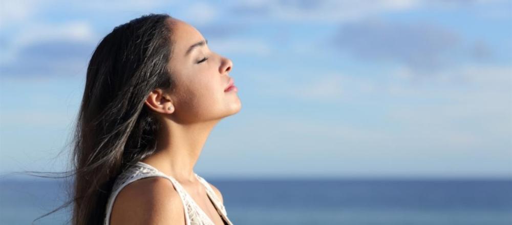 Mulher com expressão de plenitude e calma