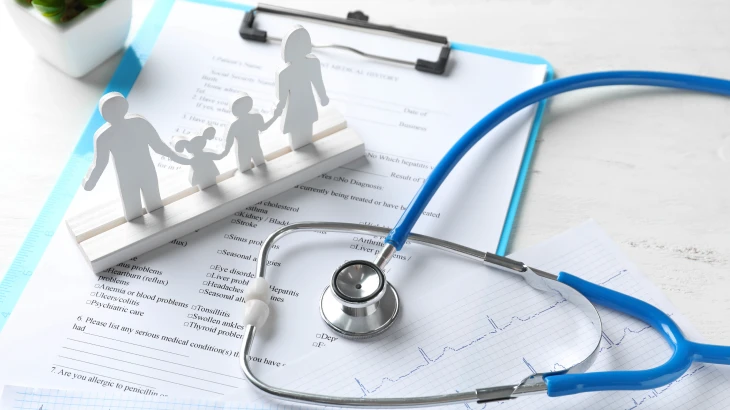 Equipamentos médicos em cima da mesa