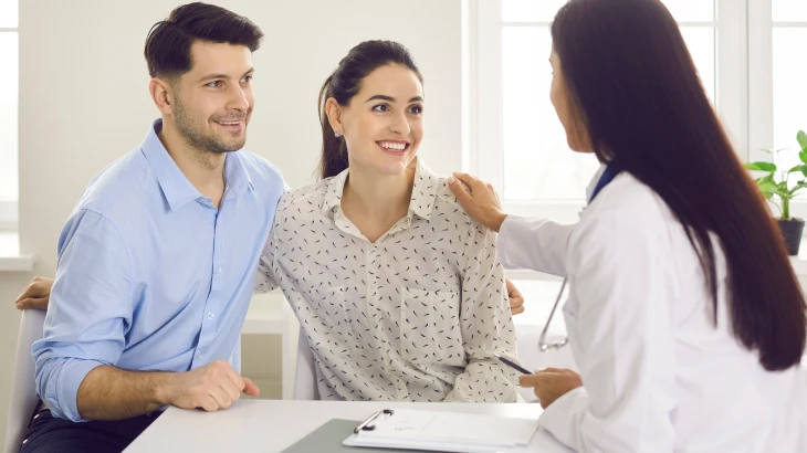 Homem e mulher conversando com a médica