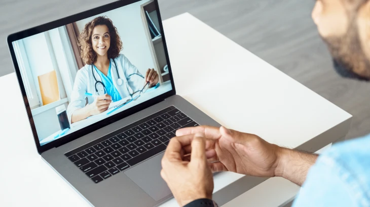 Paciente conversando com a médica online