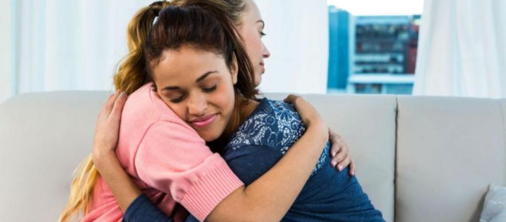 Duas mulheres se abraçando