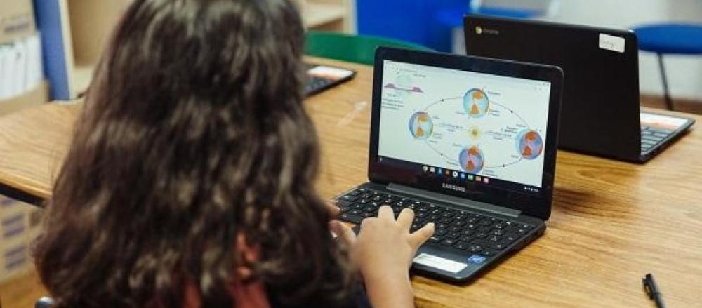 Menina usando notebook para estudos