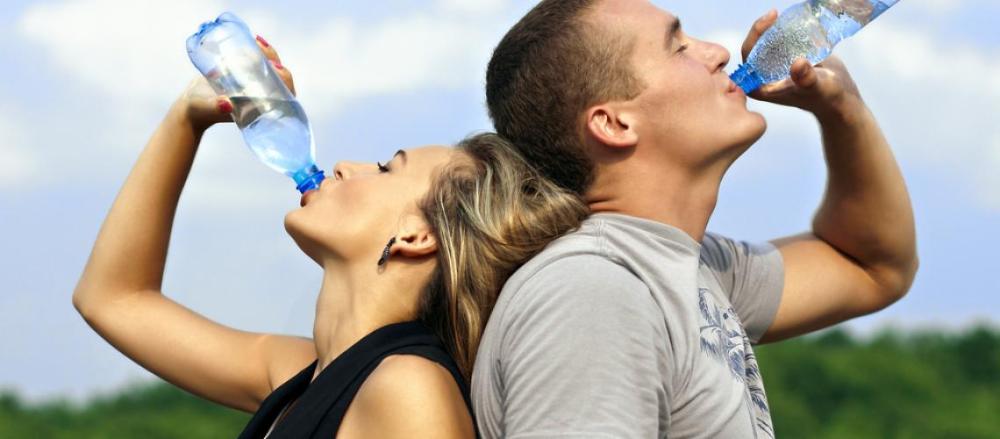 Um homem e uma mulher tomando água
