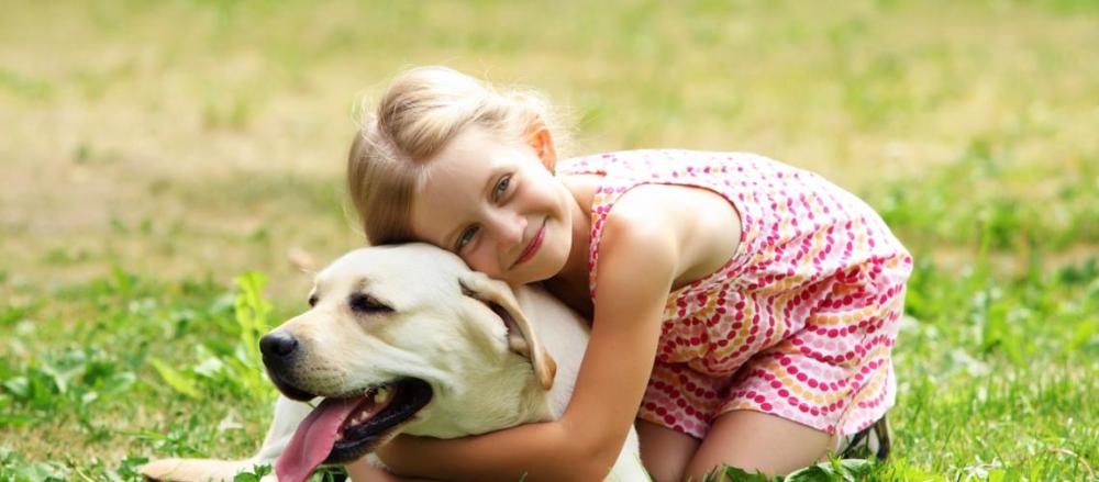 Menina abraçando cachorro