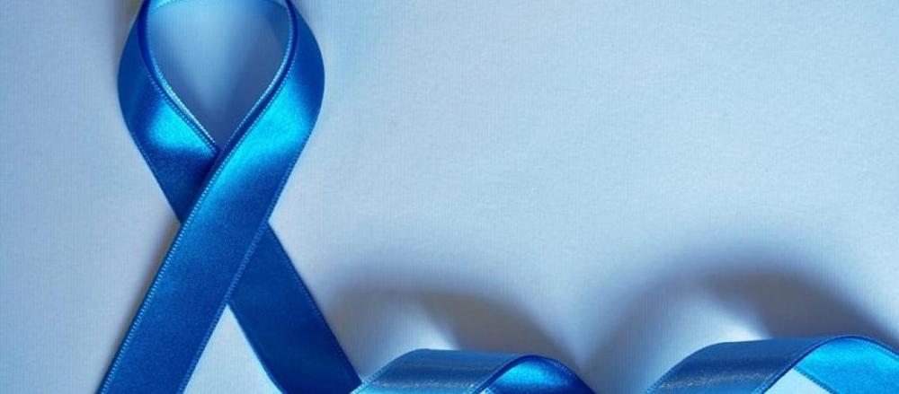 Uma fita azul em alusão ao novembro azul
