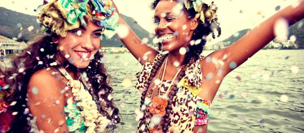 Duas mulheres de fantasia de carnaval dentro do mar