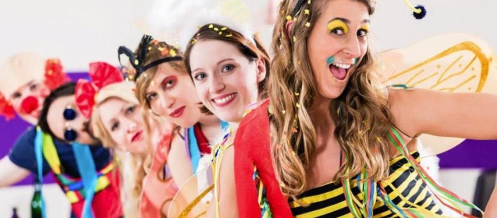 6 pessoa fantasiadas para o carnaval, todas sorridentes