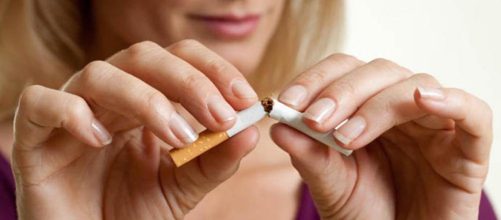 Mulher partindo um cigarro ao meio
