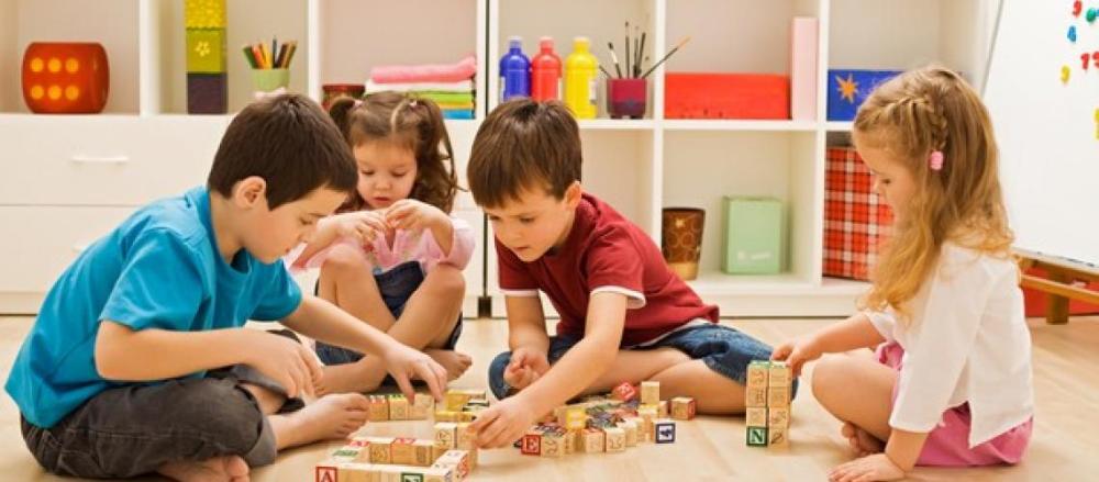 4 crianças brincando no chão