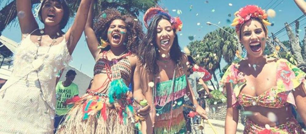 4 pessoas curtindo o carnaval
