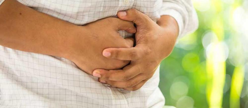 Mãos juntas em cima da barriga
